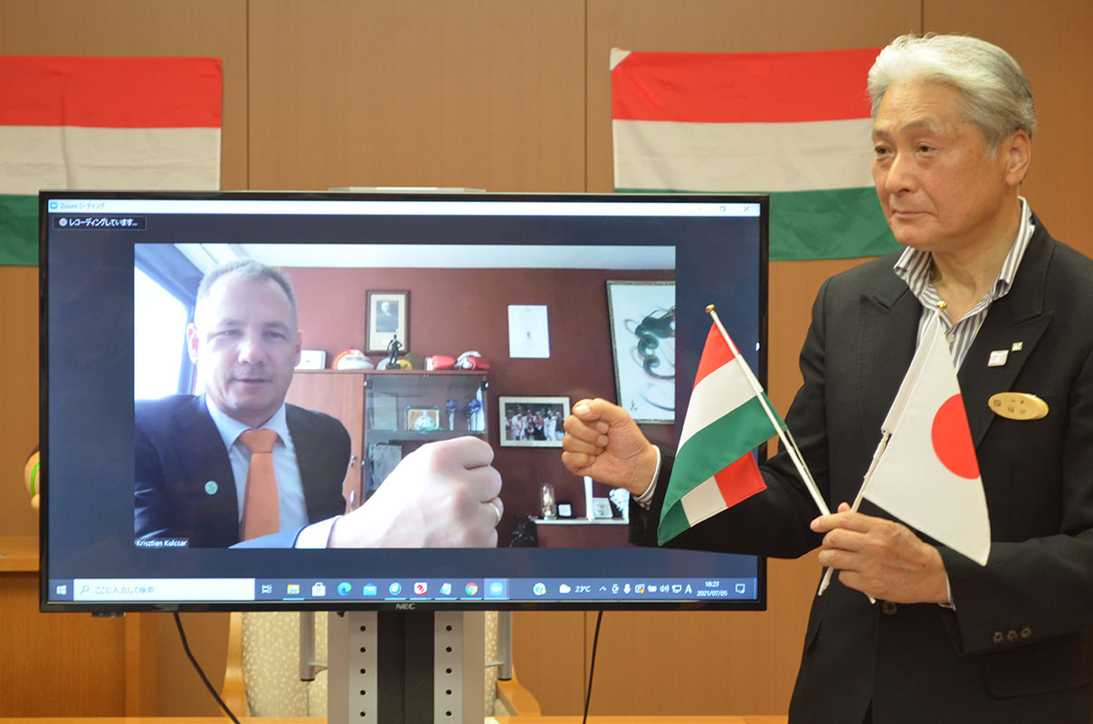 MOB elnök és Tochigi kormanyzo együtt drukkolnak az olimpiára készülő magyar versenyzőknek