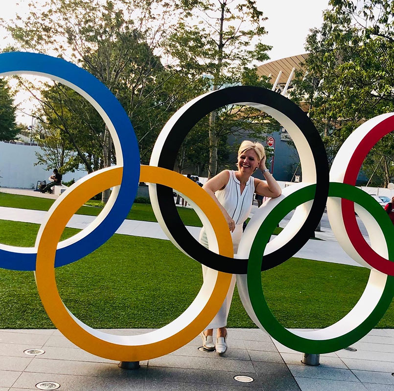 Tochigi látogatás után Tokióban az olimpiai logónál
