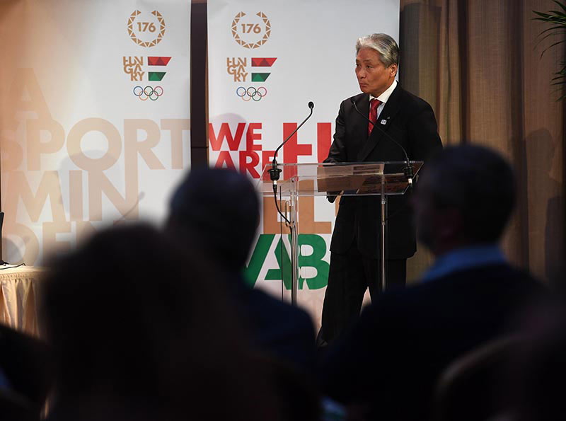Tochigi kormányzó bemutatkozik a magyar sportszövetségeknek Budapesten 2017-ben